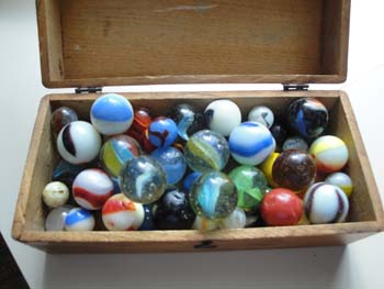 BOX WITH VINTAGE MARBLES