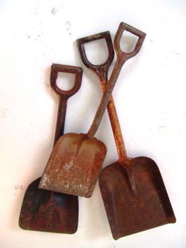 GARDEN SHOVELS