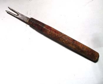 WOOD HANDLED WEEDING TOOL